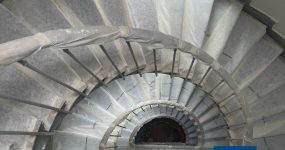 cage escalier immeuble en travaux